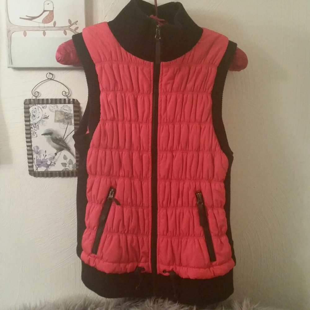 Calvin Klein vest,MP3 player pocket, L